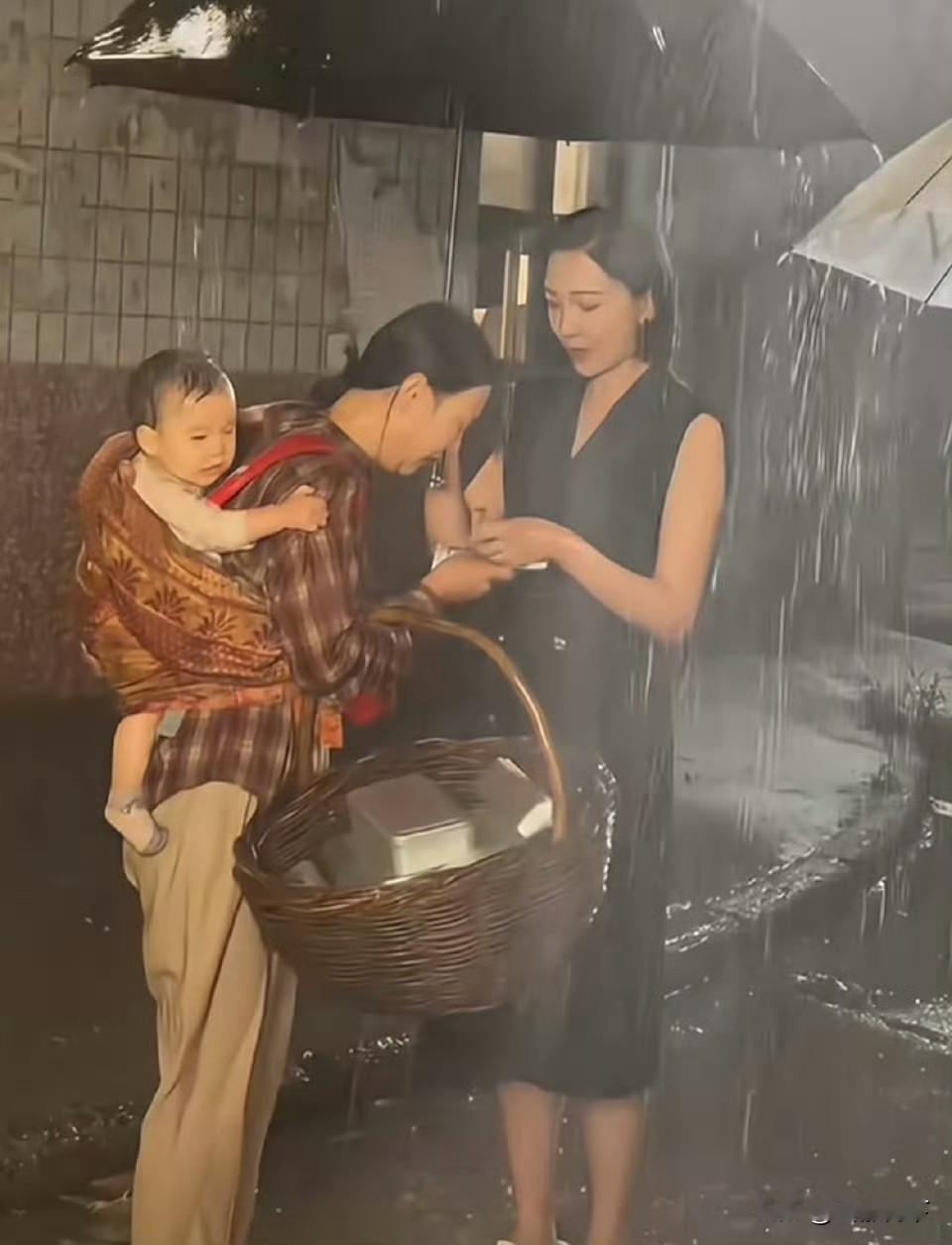 这800块是非挣不可吗，是什么样的家长这么狠心让自己的小孩淋雨，万一生病了咋整，