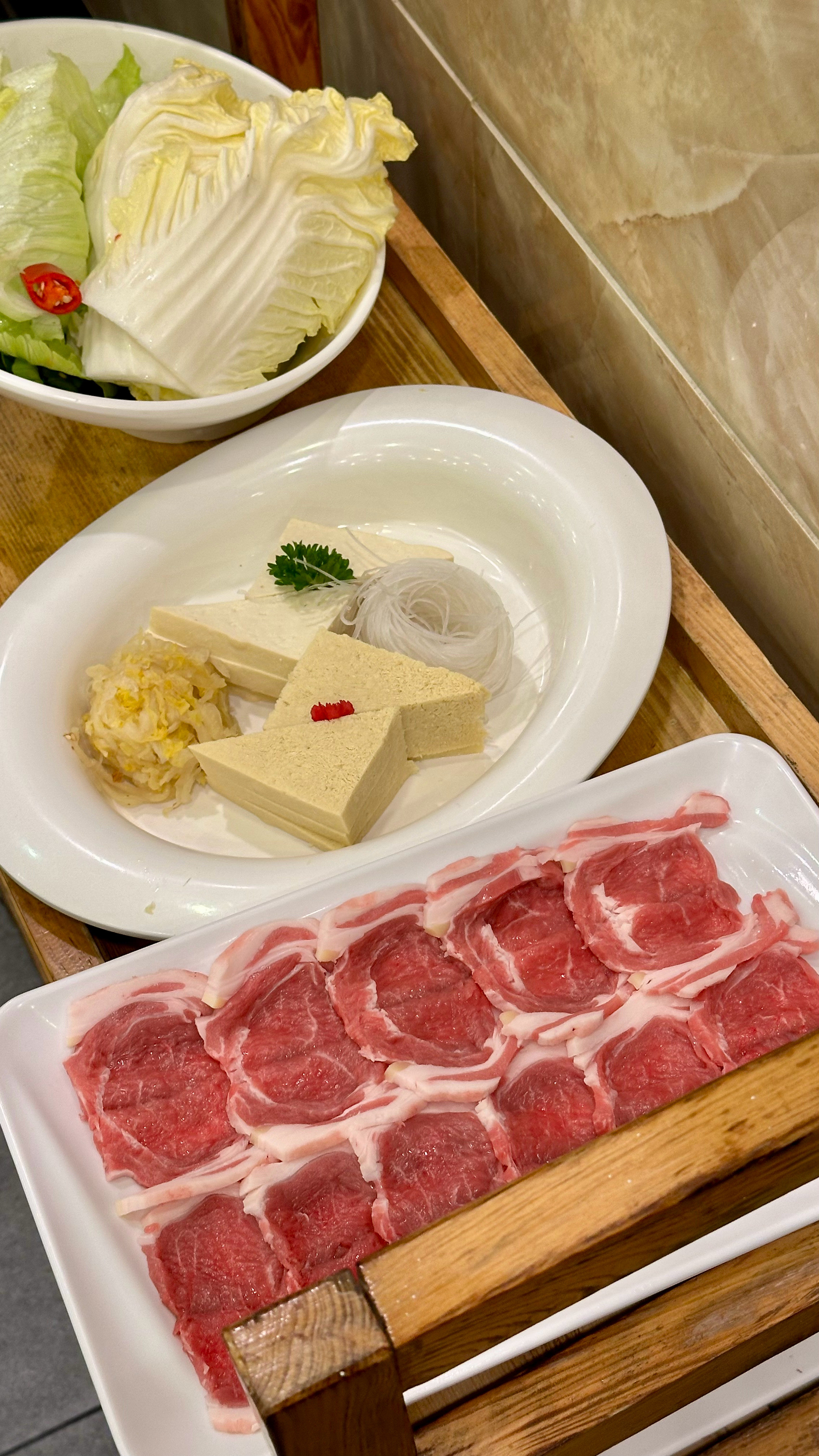 明天北京就要逼近0度了今天赶紧吃个涮羊肉暖一暖[笑着哭]本人其实最爱的是涮完羊