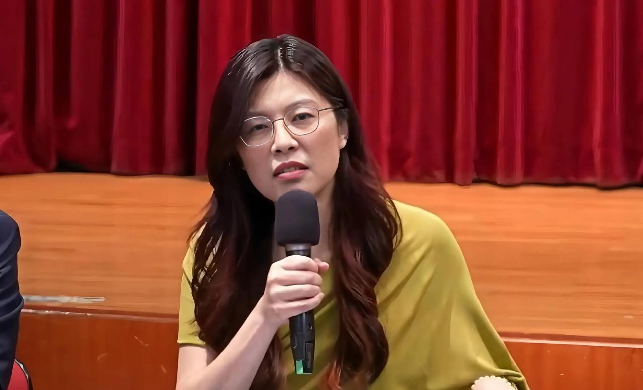 我看到有一些自媒体人撰文，兴高采烈地表示，台湾的未来应寄托在郑丽文、萧旭岑、徐巧