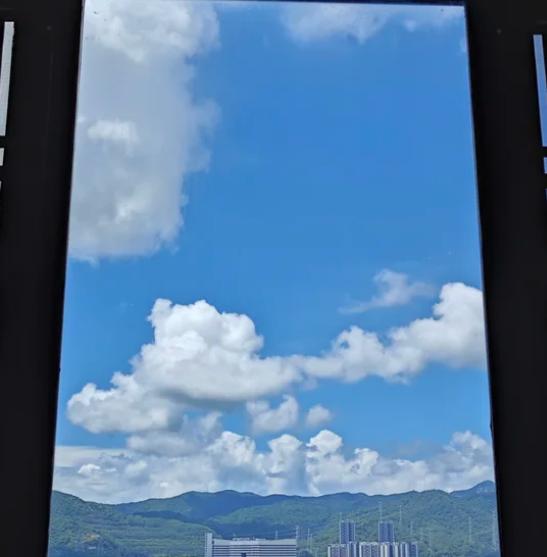 说出来你可能不信，去年买房时全家人都骂我俩“脑子进水”——放着好好的中间楼层不买