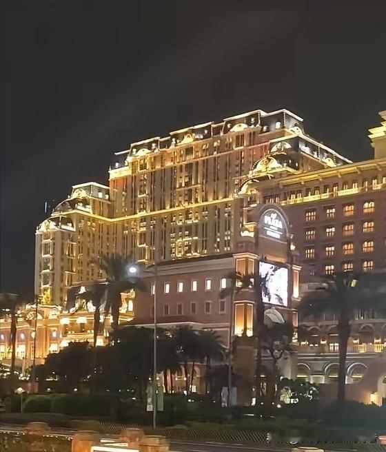 赌博是对人性贪婪最赤裸的诱惑，一旦沉迷，理智与道德便迅速瓦解。内地一赌徒在澳门