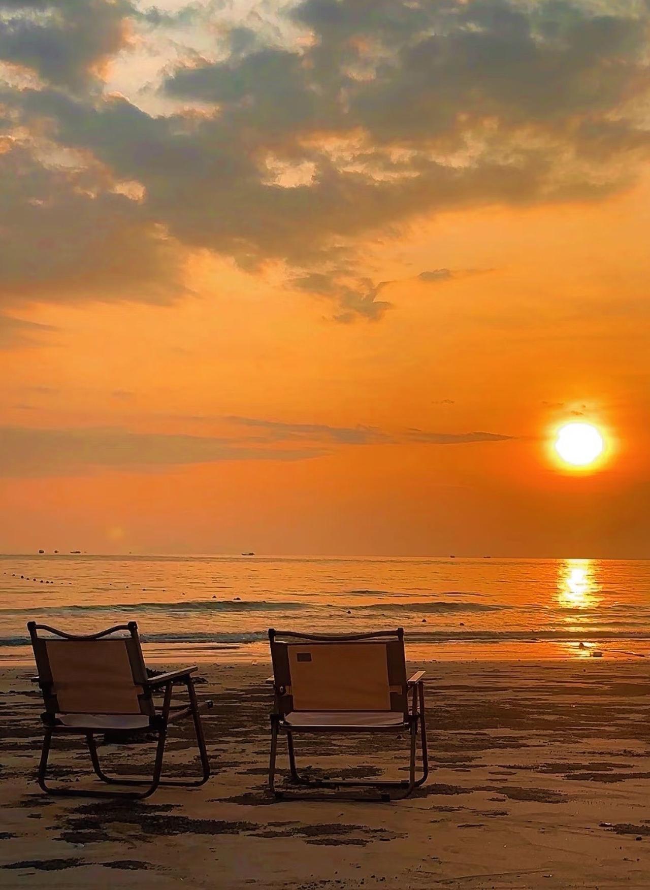 Day1：上午从广州出发，自驾3小时左右抵达双月湾，入住性价比高的民宿。中午在