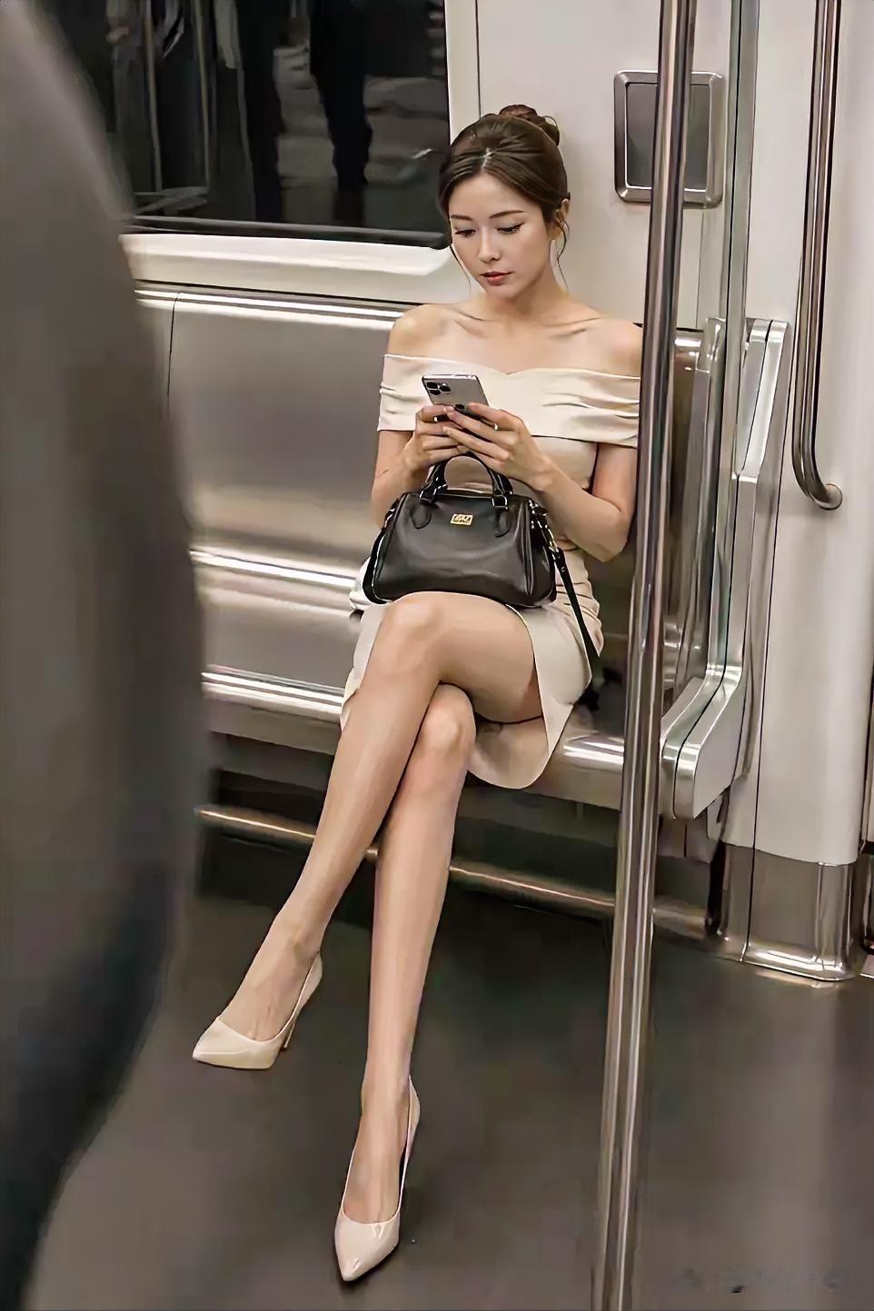 地铁上巧遇美女！给悄悄的偷拍一下，这美女太美了！看这坐姿是个淑女型，一袭抹胸连衣