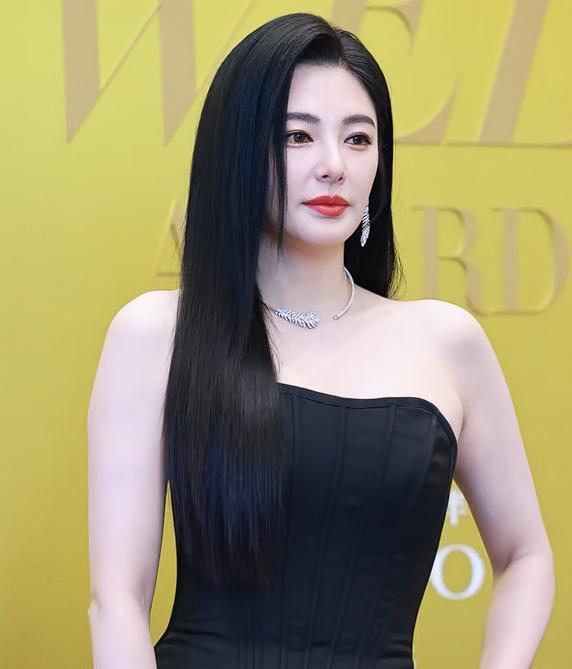 张雨绮现在心里应该不太平静。她大概没想到，前夫的前妻葛晓倩会再次提及代孕一事