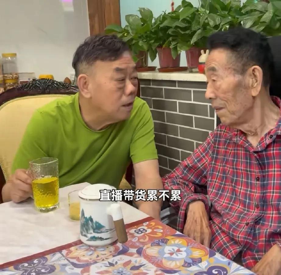 杨老三曾经问过杨少华，这阵子直播带货累不累？杨少华开始说不累，随后改口说觉得有点