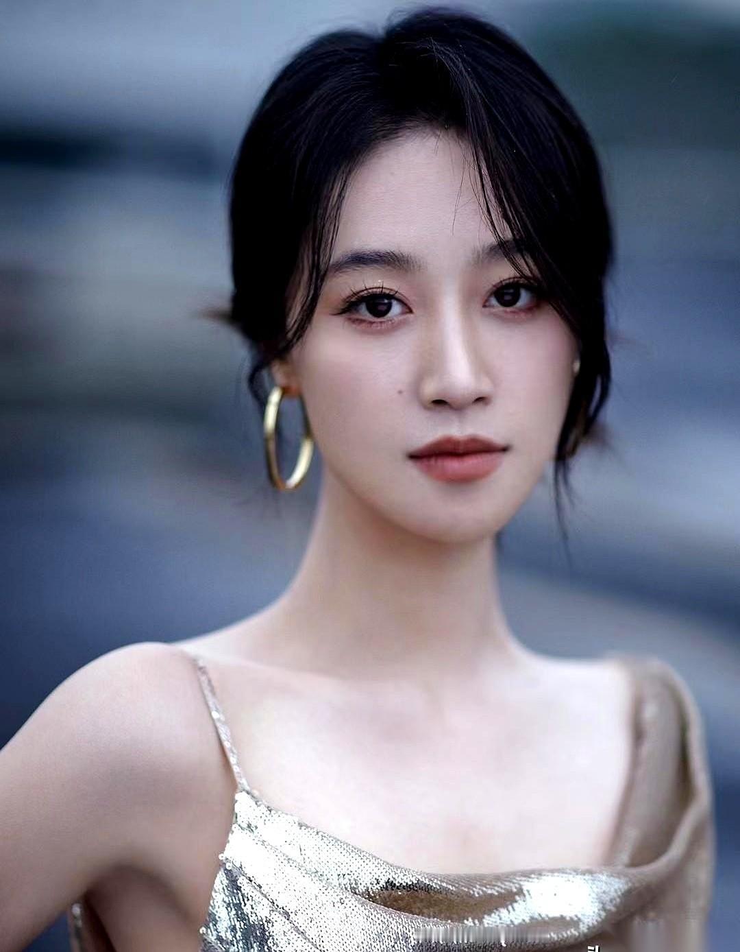这两天的文娱热榜，时间线撞得像一出排演好的话剧。这头，无数网友还在为曹骏疯狂敲