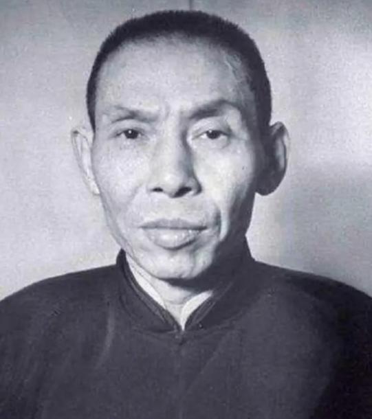 有一天，杜月笙去黄浦江边垂钓，过来了一帮地痞流氓，找杜月笙索要垂钓费，杜