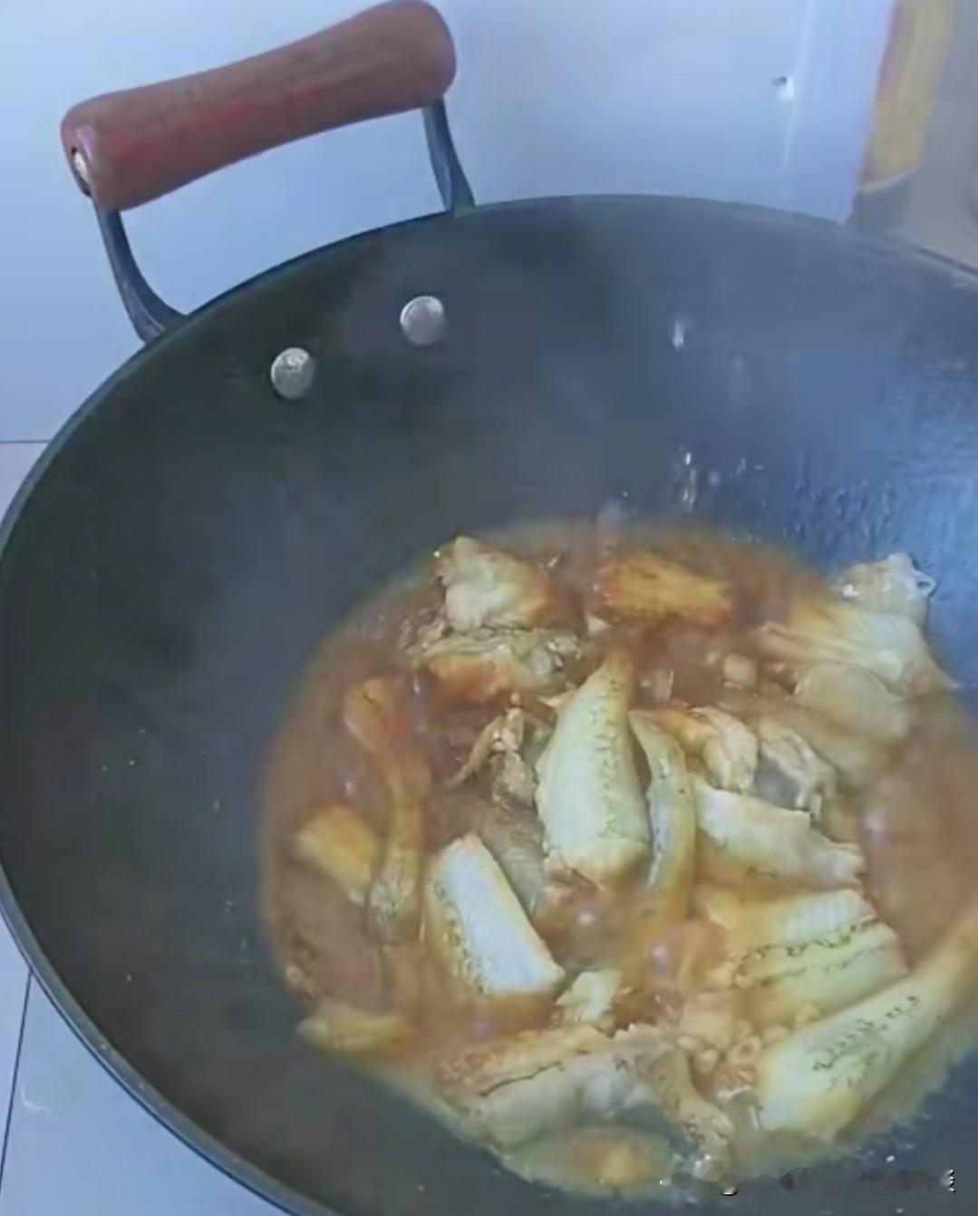 在浙江，这个鱼有多种名称，最常见的叫法是：虾潺、水潺、龙头鱼、豆腐鱼。一般本地人