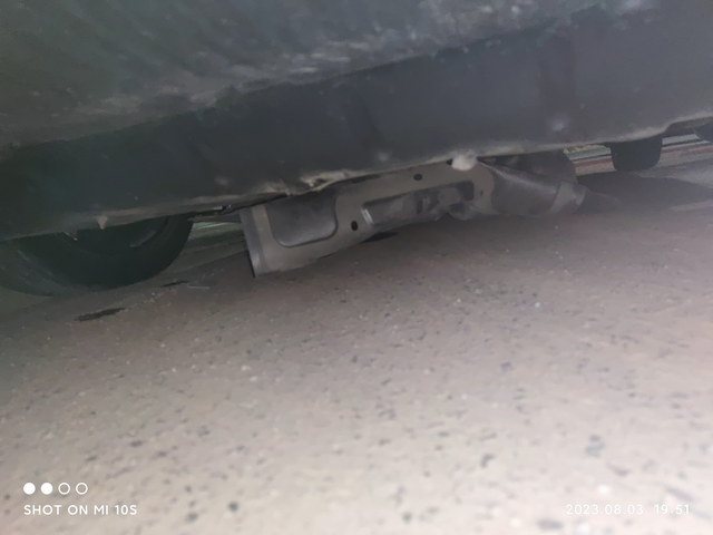 比亚迪宋plusdmi发动机护板壮烈牺牲一个上坡，看上去挺平的，速度有点快，约