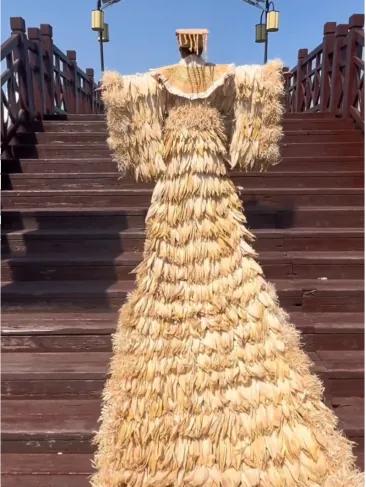 河南女子9天用玉米皮缝出托尾古风礼服，获120万点赞：被玉米地耽误的设计师河