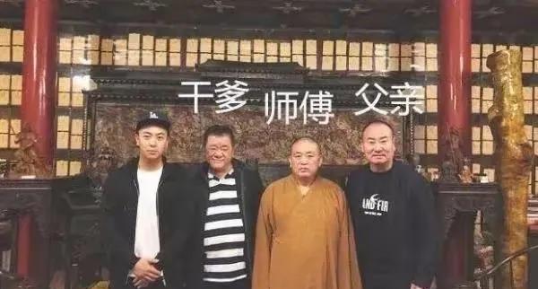 释小龙在2岁的时候，他的父亲陈同山就带着他拜师释永信，这也是释小龙后来成名的基础