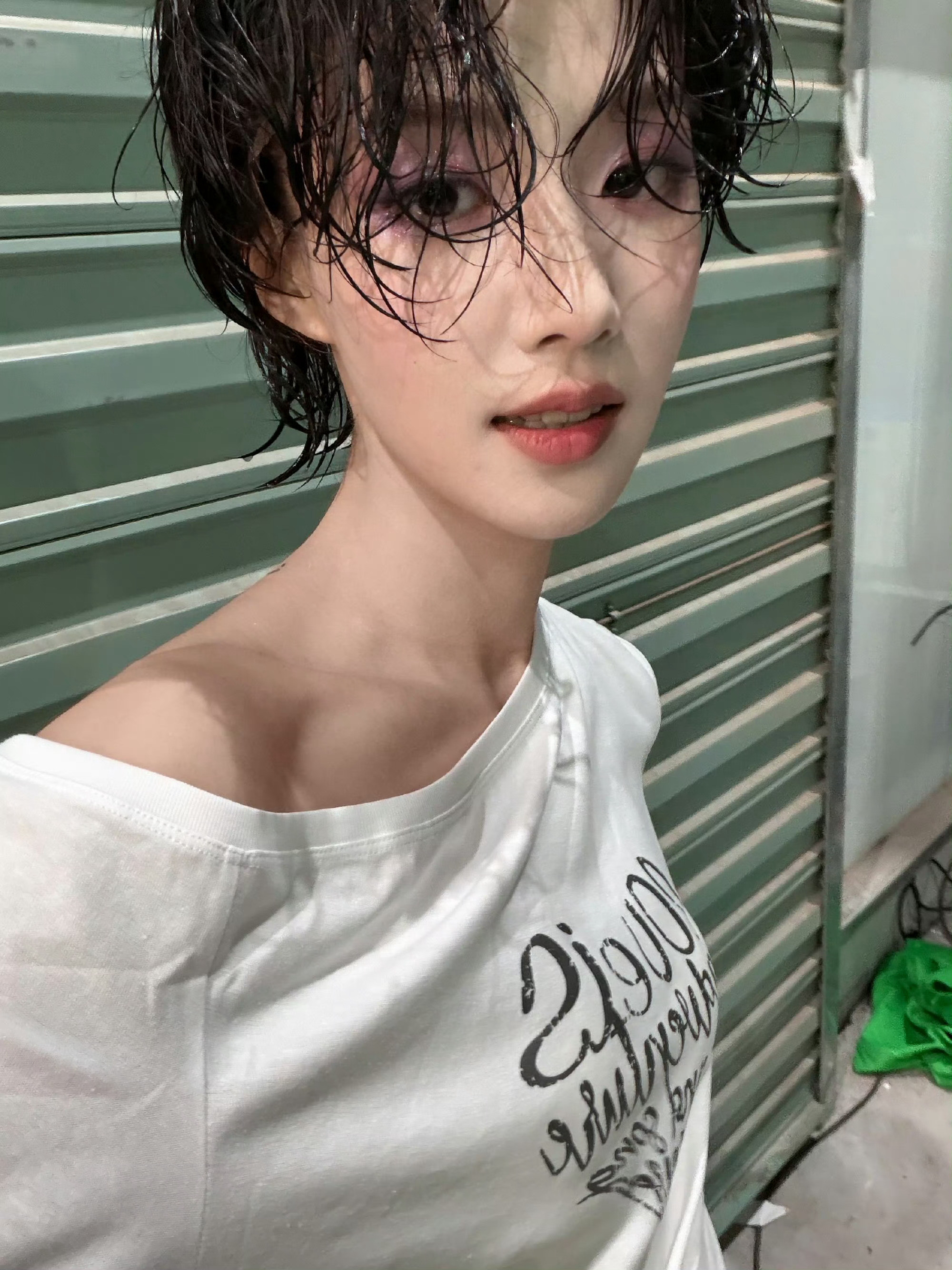 卢昱晓短发完全眼前一亮……噜噜这张脸真是做男做女都精彩啊又英气又有少年感，真的太