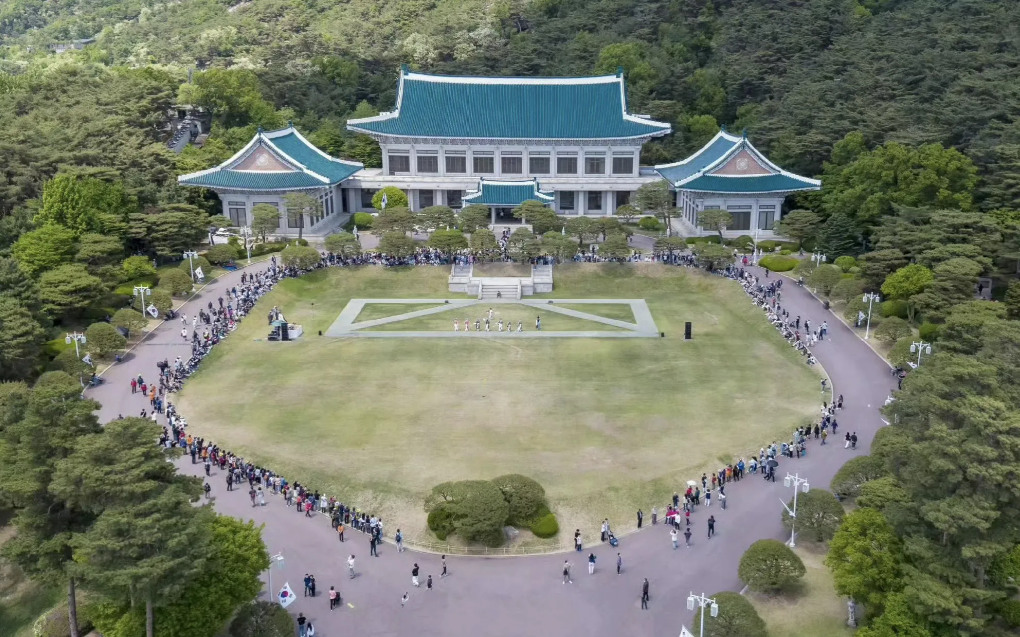左图，韩国总统府青瓦台中图，湘潭市殡仪馆右图，古代中国皇家建筑结论：韩国人