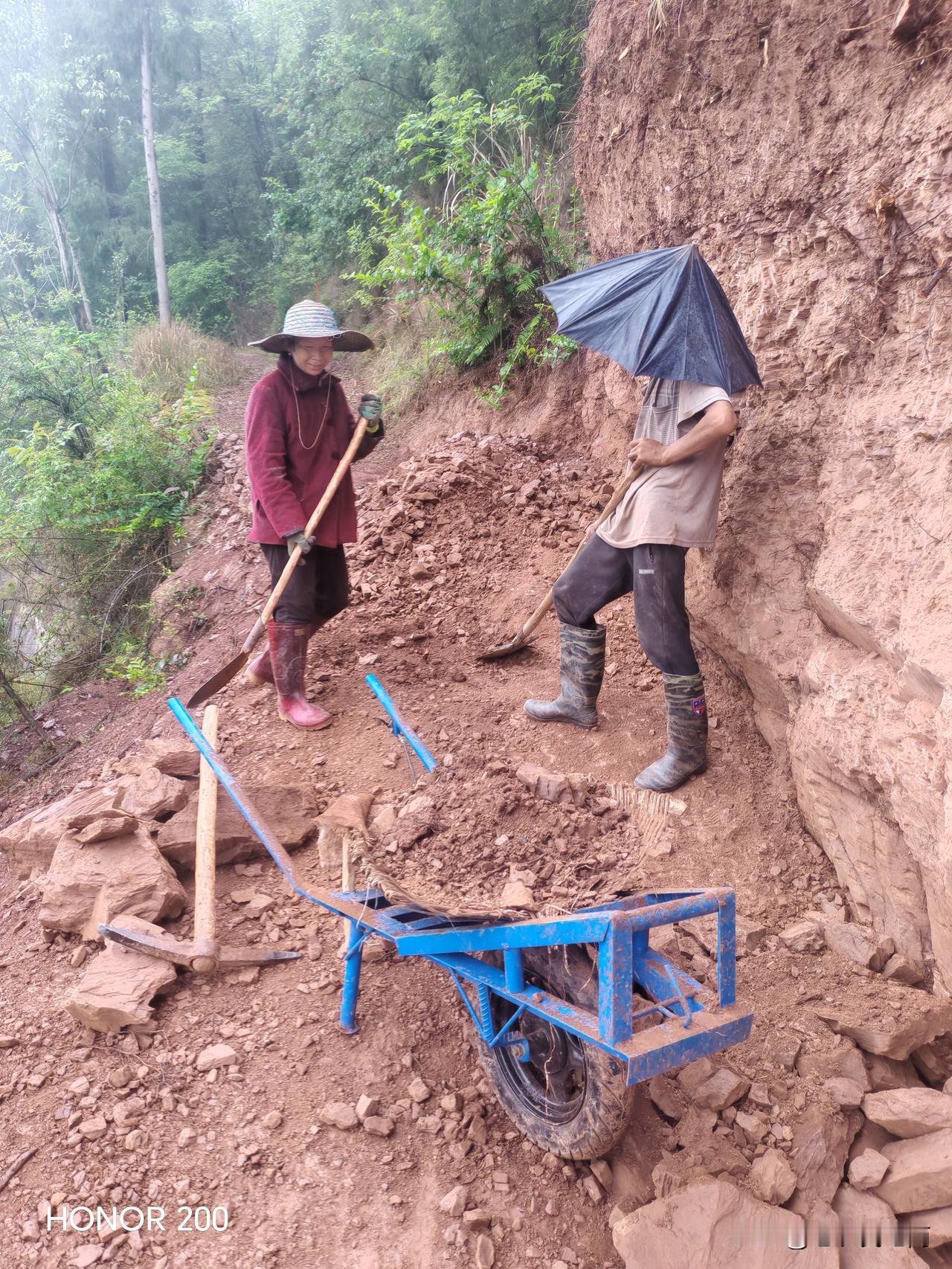 分享我这周有趣的事：身残志坚修路心一片真情暖乡邻每个村都有一个守村人，但百家
