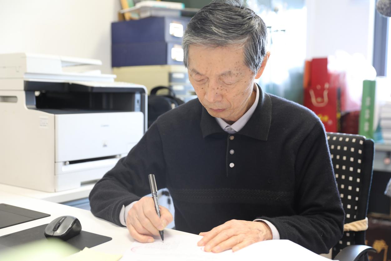 材料科学家陈立泉: 在能源电池赛道一生长跑