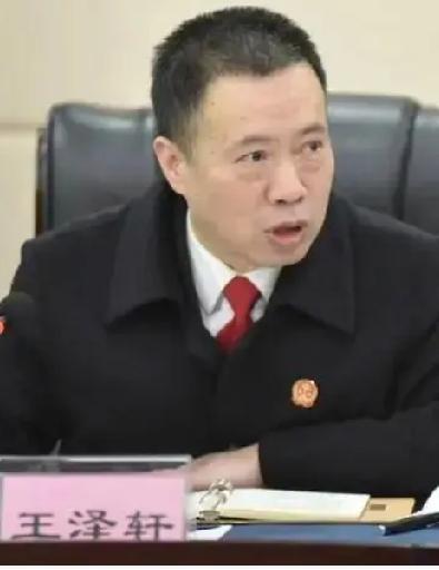曾任成都2个区法院的院长，也当过温江区委办主任（2011年之前）。成都