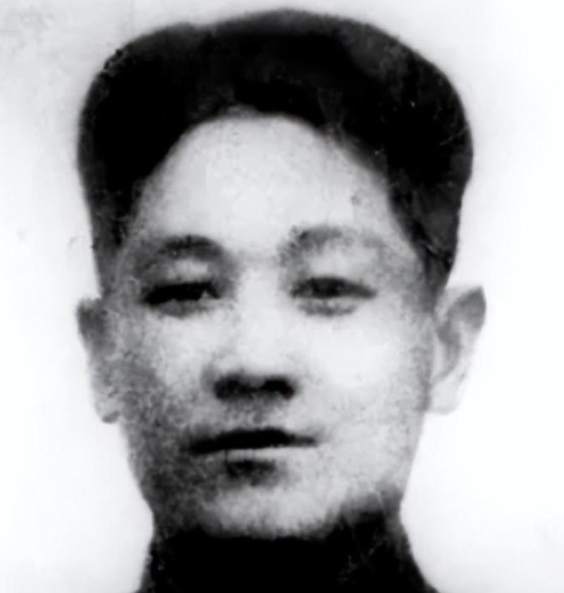 1939年，28岁的八路军旅长乘船去开会，途中顺手剪断日军电线，半小时后日军汽艇