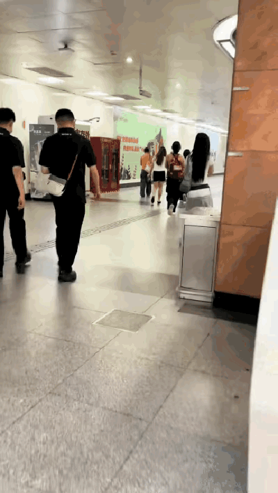 还好她没有穿那种露半个屁股的裤子。[捂脸哭]美国底层黑人流浪汉的装扮，让他们拿
