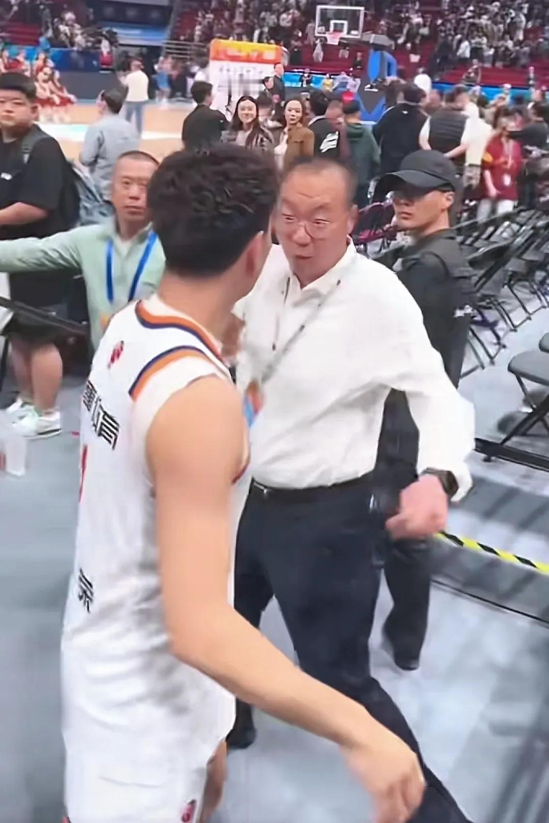 上海客打北京，赛后李添荣欲与支持的球迷击掌，却被现场工作人员凶神恶煞的拦住不让，