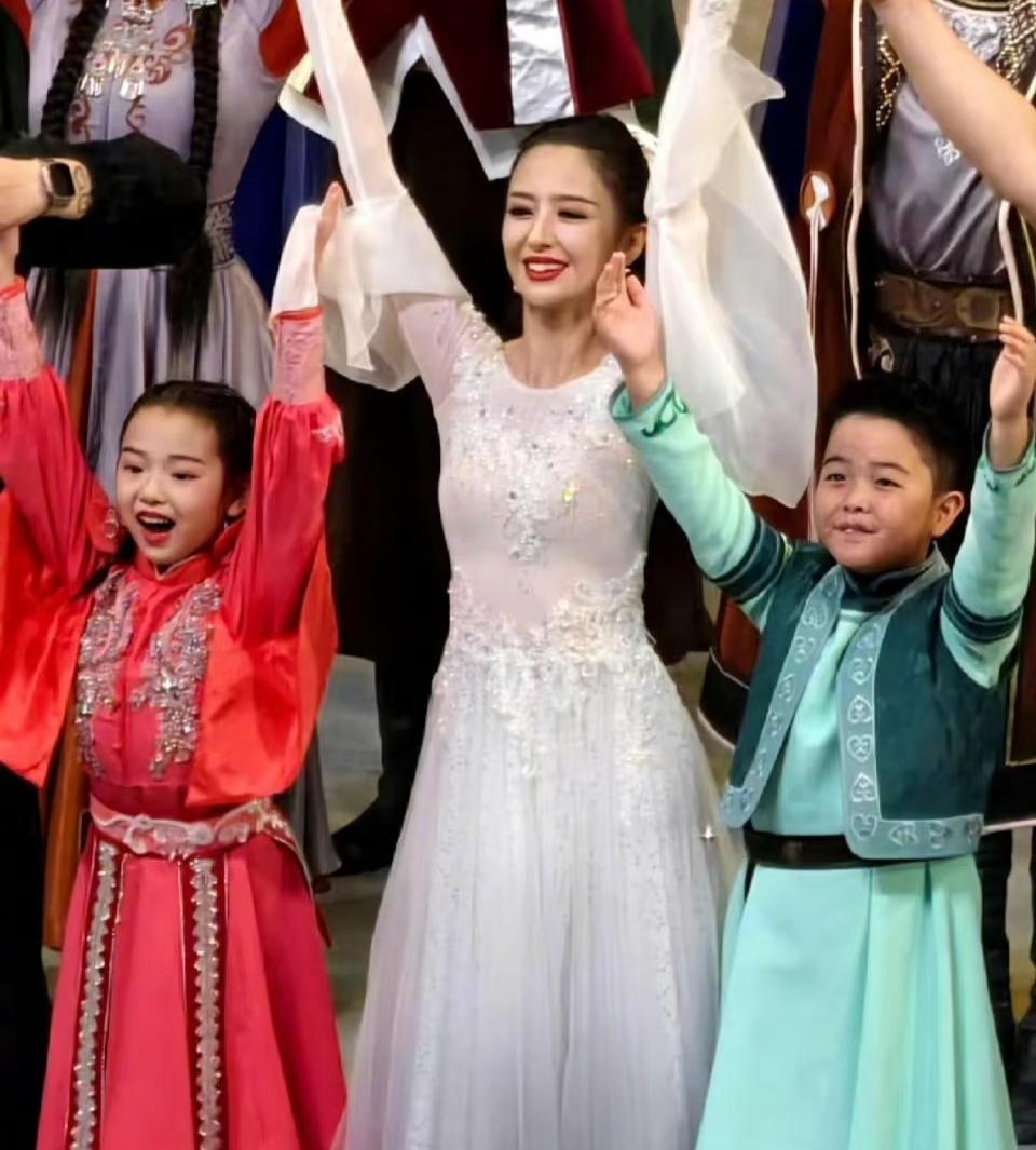 离婚后的董璇与佟丽娅都做对了一件事没有困在婚姻失败的怨怼里而是收起眼泪，把所