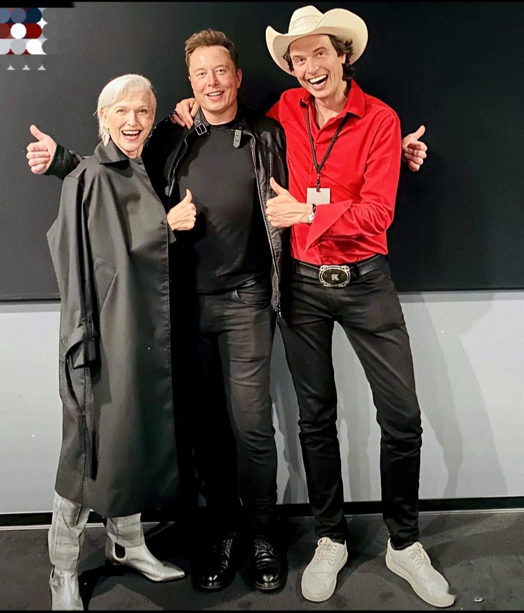 马斯克的母亲梅耶·马斯克，右侧人物是马斯克的弟弟金巴尔·马斯克，特斯拉Cyber