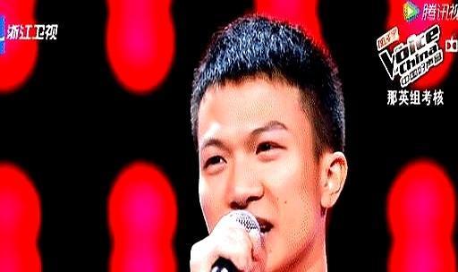 只差一票，就能冲进冠军赛。周深看着自己一手带出来的学生，亲手投了弃权票。女孩