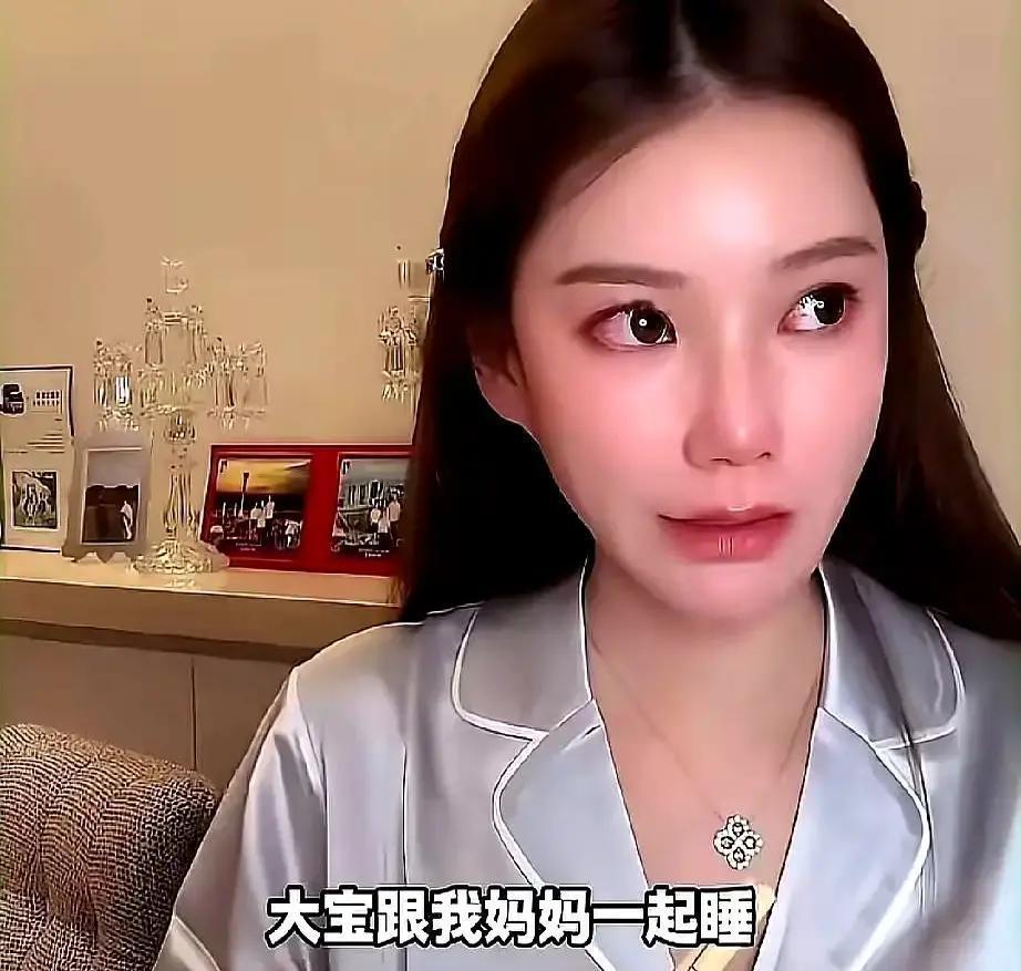 8月台北街头，小玥儿牵着马筱梅妈妈的手去买文具，那画面比任何亲子照都暖。马