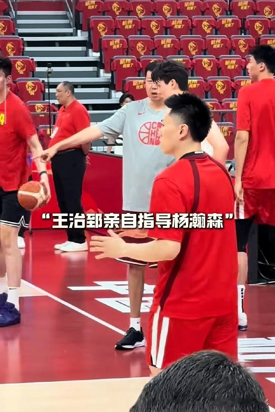 这就是传承，王治郅指导杨瀚森技战术！杨瀚森从NBA回来，对阵荷兰赛前，王治郅