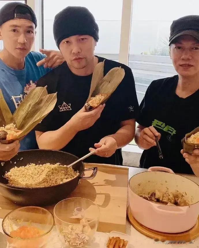 端午节，周杰伦和昆凌晒出一起包粽子，刘畊宏、方文山也在。娱乐昆凌
