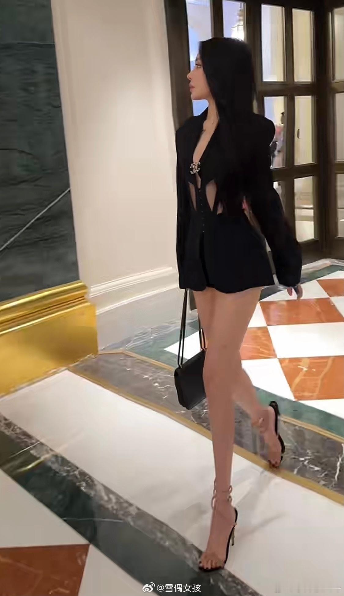 姐妹这腿是真的太好看了吧！[哭哭]​​​