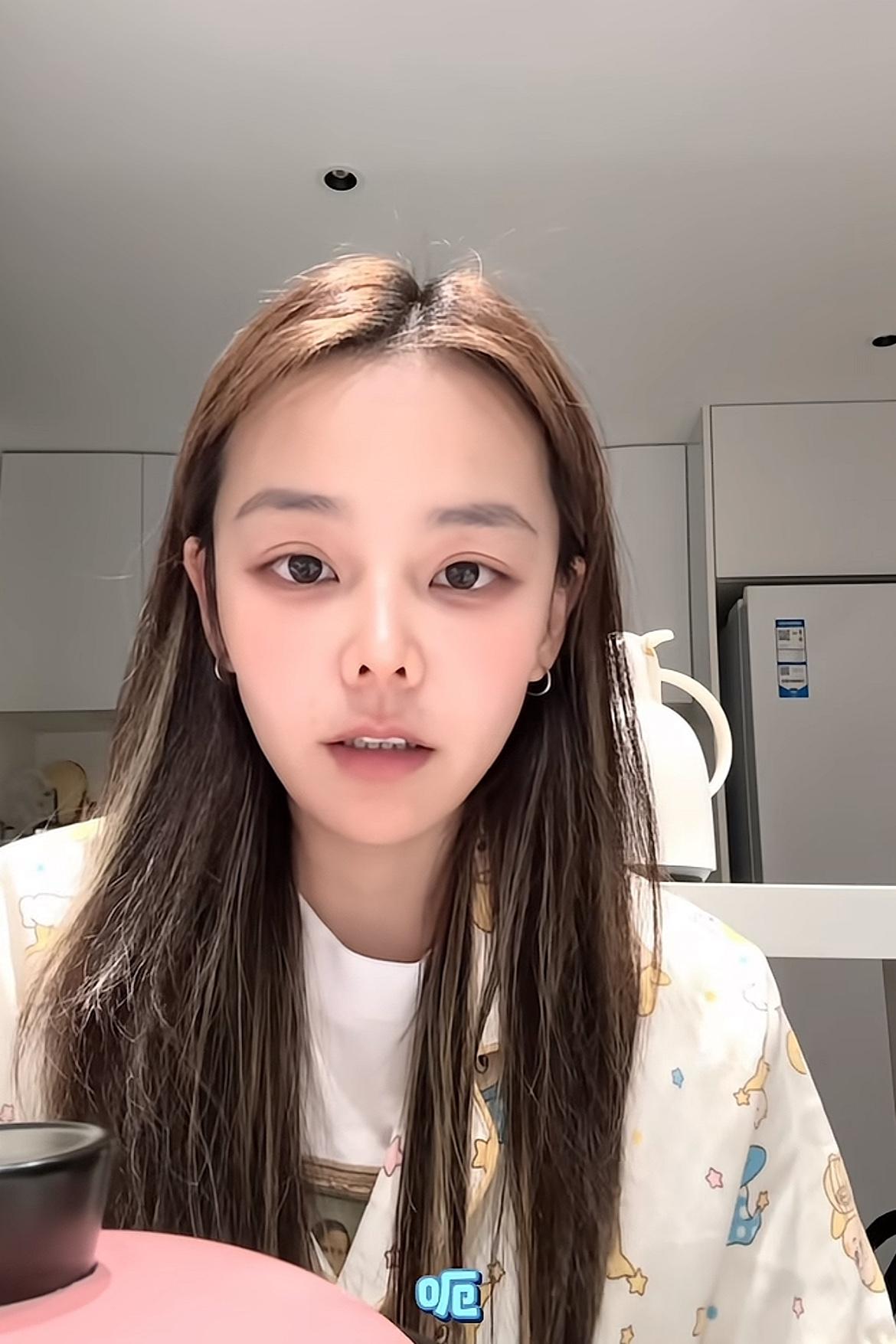 田媳妇是暗戳戳的天花板，把老柴都骗了，害的老柴在直播间说，三个小孩的名字没有刻上