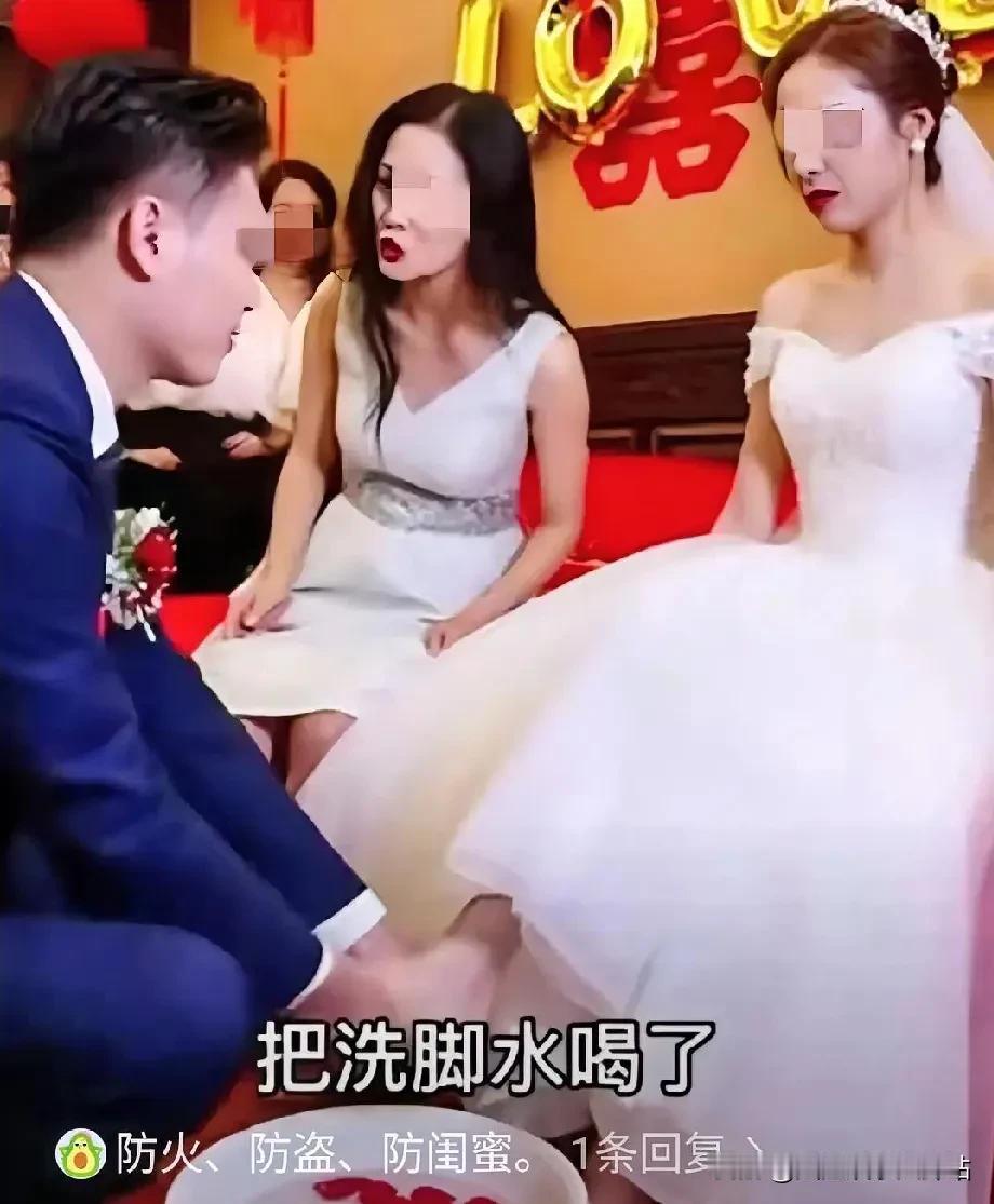 一对夫妻结婚，结婚当天在闹洞房时丈夫帮妻子洗脚，新娘的闺蜜在旁边煽风点火说了句：