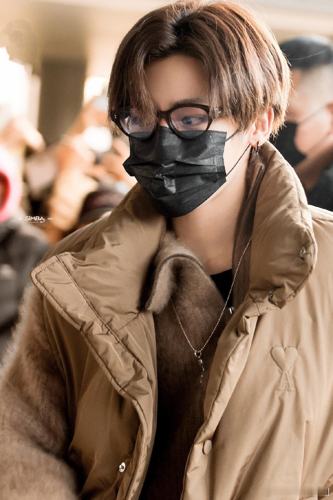 救命！侯明昊温柔挥手的样子，真的太杀我了，这苏感简直没谁了！