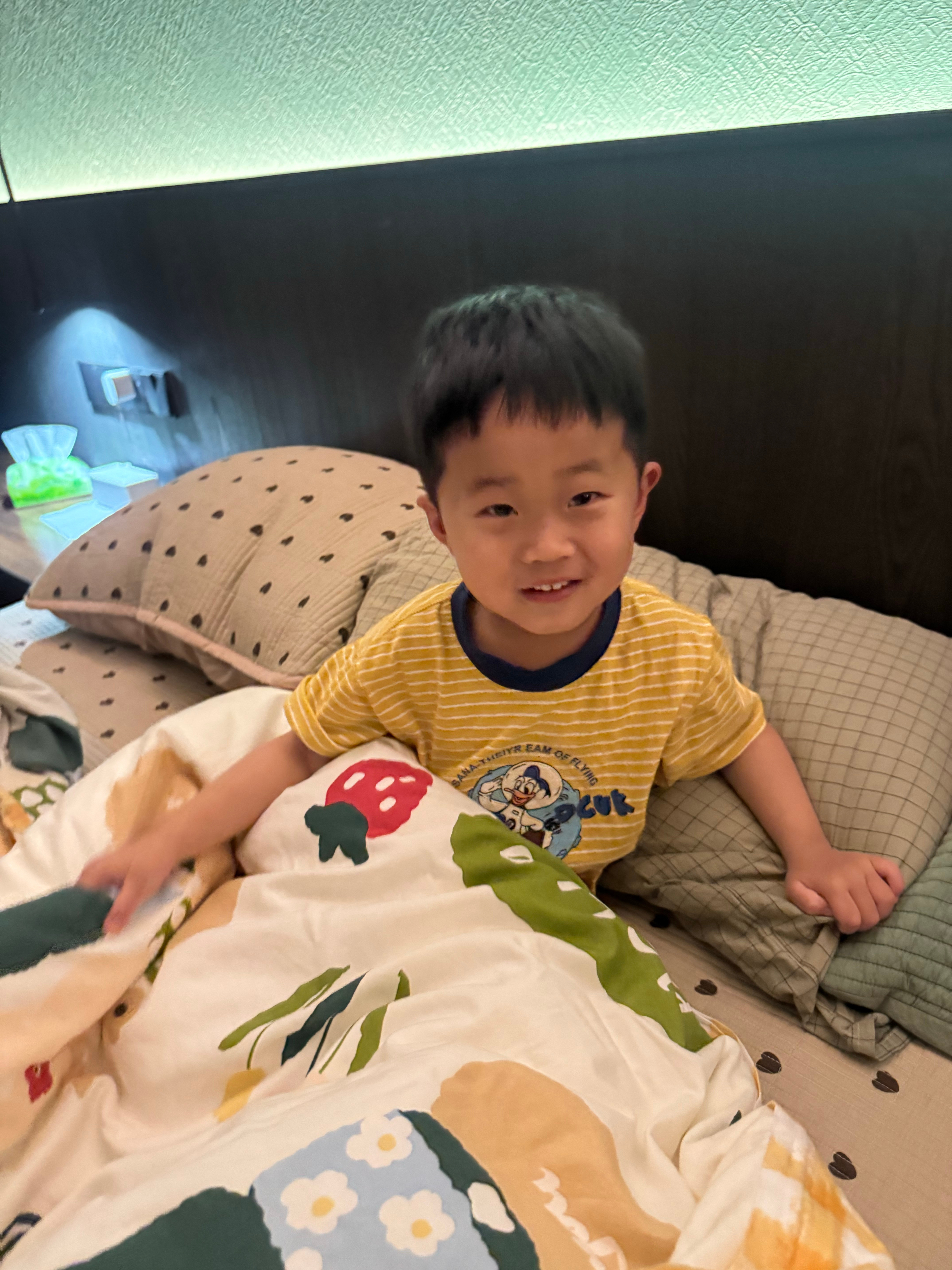 柚今天幼儿园说让带点小零食，他爹连夜出去买的。一大早孩子很兴奋看到一大包零食让我