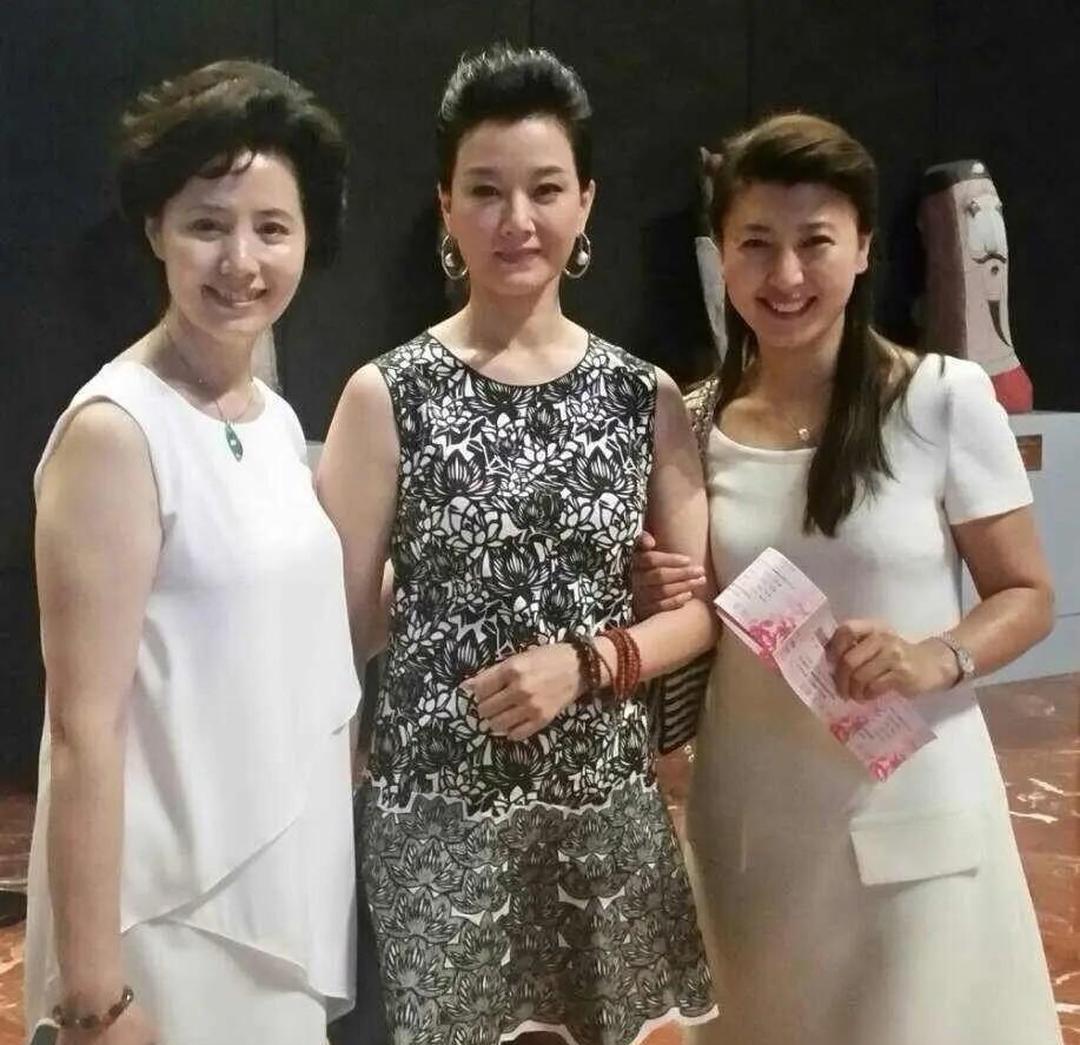 三位女明星的合影，肤白貌美，只知道中间的是歌唱家宋祖英，右边的这位看上去特别的面