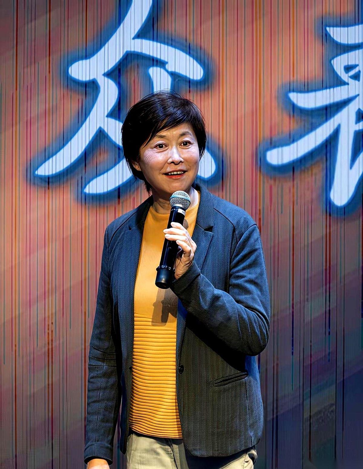 当一则网传敬一丹在哈尔滨突发脑出血骤然离世的消息在网络上炸开时，最先被这股寒意击