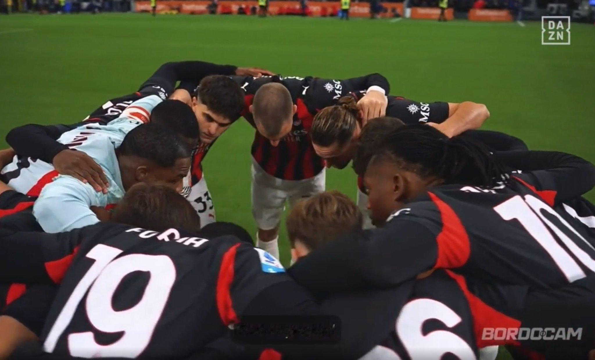 【领导力】迈克·迈尼昂在开球前围成一圈——加油伙计们，别有压力！别害怕。让我们踢