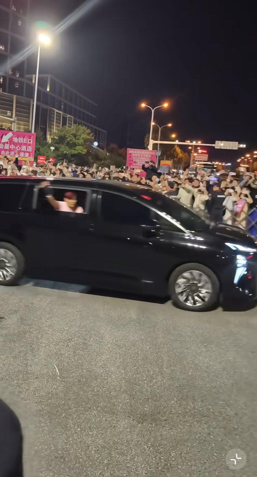 10月4日，周杰伦青岛演唱会下班，粉丝和安保都很多，他一路招手，车队已经过去了，