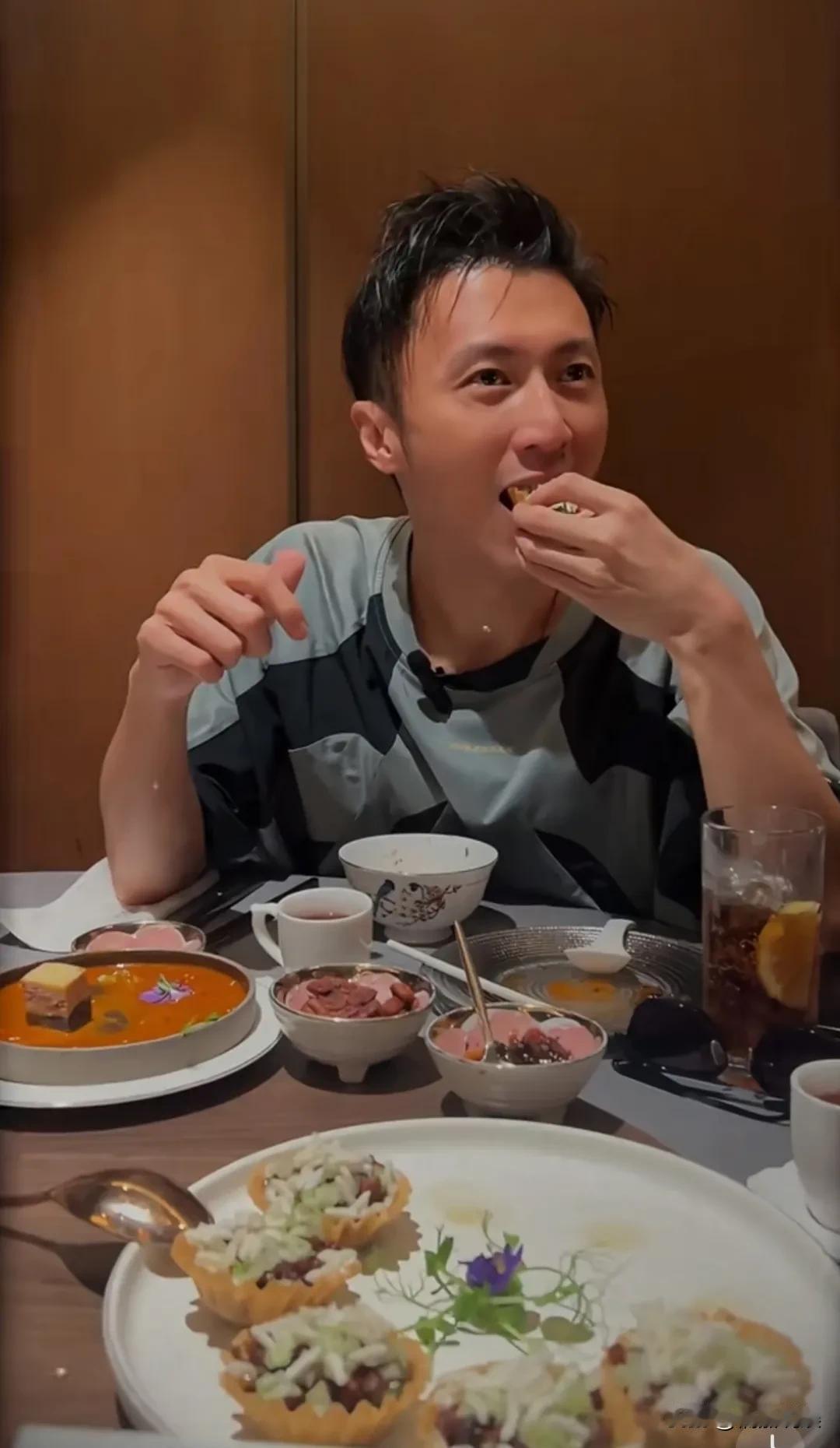 谢贤是真的老了啊！谢霆锋邀请父母聚餐，妈妈狄波拉头发浓密，皮肤白皙，打扮时尚，