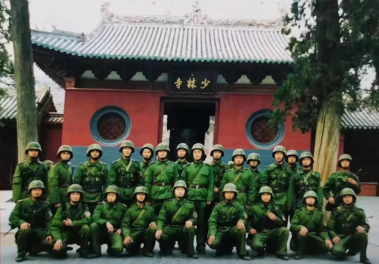 照片是以前拍摄的，是铁军127师战士，他们执行任务时，在嵩山少林寺庙门口留影纪念