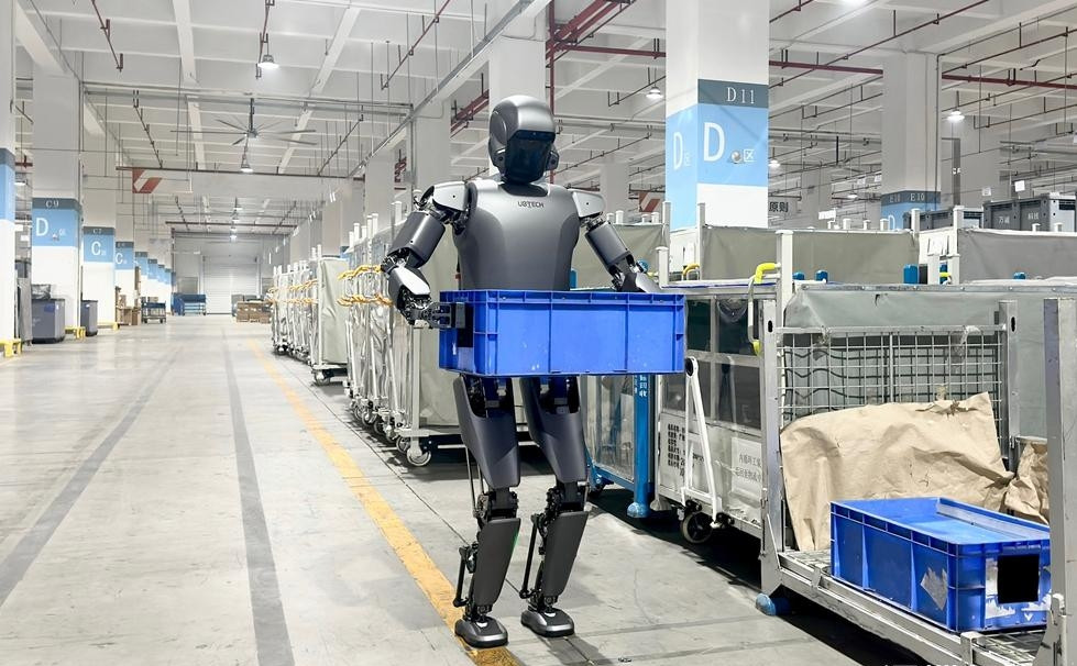 央视新闻里拍到个有意思的画面，优必选的人形机器人在比亚迪工厂里干活呢，正搬着印着