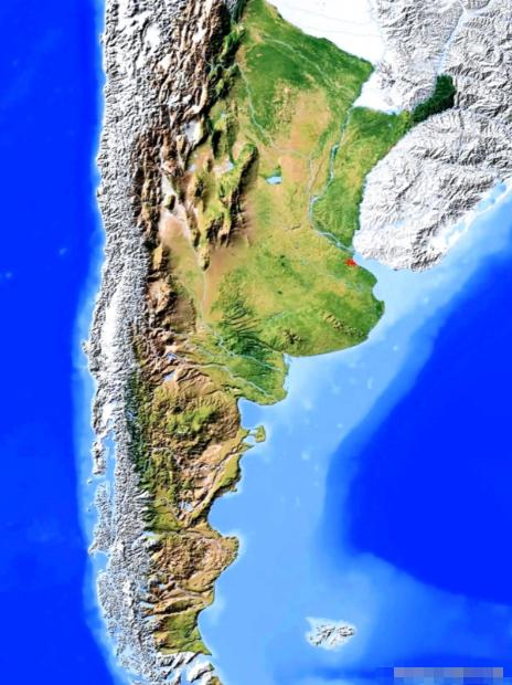 阿根廷什么都不缺，就缺人，这国家地盘着实不小，快赶上新疆加西藏那么大了，人口