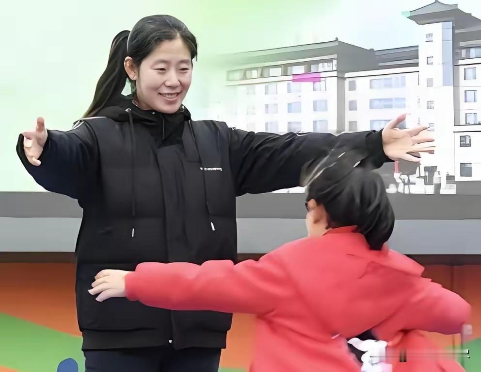 2010年，吉林一女老师上课间操时，发现一个瘦小的女孩，浑身脏兮兮的，还散发着一