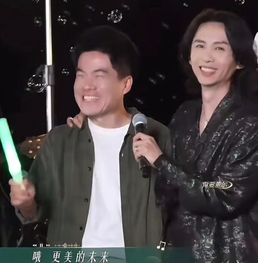 董宇辉无奈回复了，表示自己和00后员工有代沟了，音乐会结束幕后工作的员工署名自己