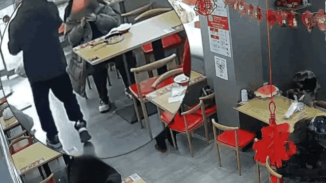 甘肃酒泉，女子在餐馆里吃饭，桌上摆着刚上的餐食，一男子路过，竟把刚擤完鼻涕的纸故