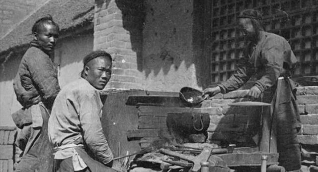 1948年，一个地主带着家人跑了，给地主干活的长工住进了他的房子，谁知后院树洞的