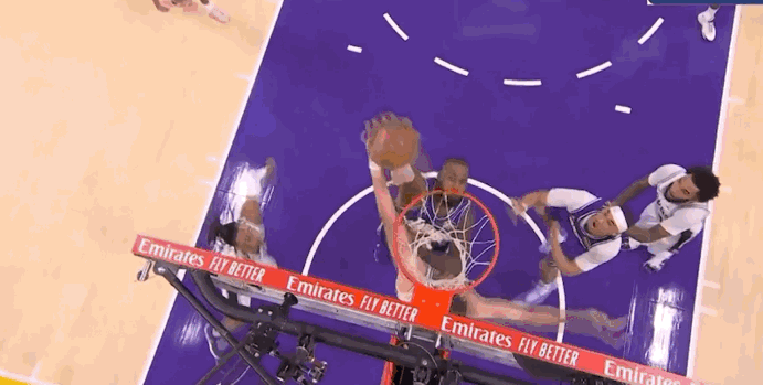 昨天湖人主场打马刺那球，够让说詹姆斯老了的人闭会儿嘴了。2025年12月1