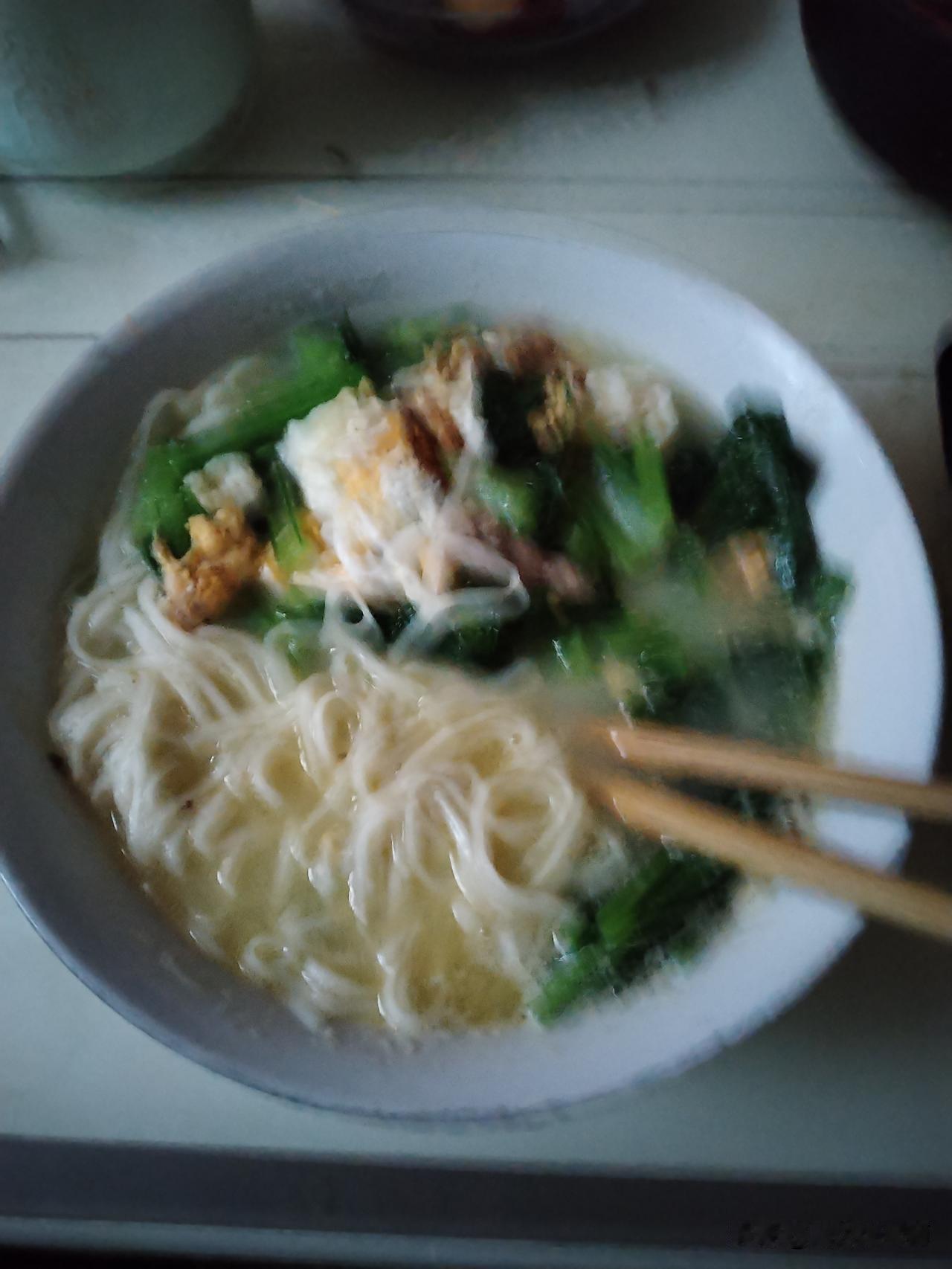 周大炮自从独立生活以来，丑态百出。就拿今天早上来说，煮了一碗面，放了两个鸡蛋，