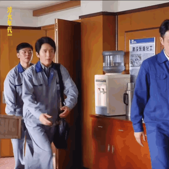 《淬火年代》柳钧第一次见宋运辉还隔着几个人的距离，他双手就已经伸出来，脚下一急还