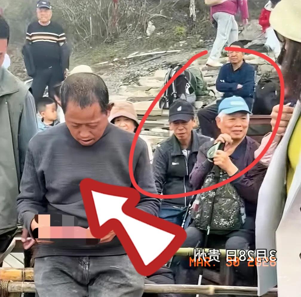 泪目！”贵州梵净山，两名轿夫坐在路边，眼巴巴看着游客一个个走过，没人停下来，一年